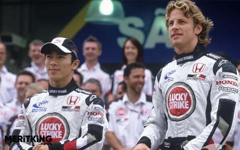 BAR-Honda photoshoot: Jenson Button and Takuma Sato pose with BAR-Honda team members
